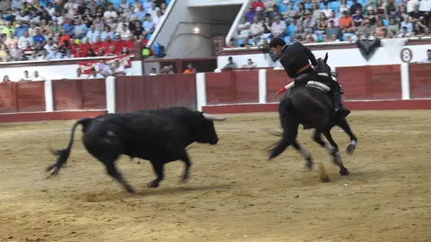 Ventura y Hernández salvan una tarde deslucida en León con una puerta grande compartida. Una mansa corrida de Soto de la Fuente condiciona el festejo, en el que Sergio Galán logra una oreja de mérito tras sufrir una caída sin consecuencias.