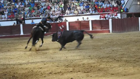Ventura y Hernández salvan una tarde deslucida en León con una puerta grande compartida. Una mansa corrida de Soto de la Fuente condiciona el festejo, en el que Sergio Galán logra una oreja de mérito tras sufrir una caída sin consecuencias.