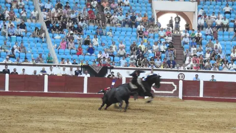 Ventura y Hernández salvan una tarde deslucida en León con una puerta grande compartida. Una mansa corrida de Soto de la Fuente condiciona el festejo, en el que Sergio Galán logra una oreja de mérito tras sufrir una caída sin consecuencias.