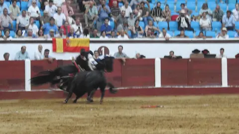 Ventura y Hernández salvan una tarde deslucida en León con una puerta grande compartida. Una mansa corrida de Soto de la Fuente condiciona el festejo, en el que Sergio Galán logra una oreja de mérito tras sufrir una caída sin consecuencias.