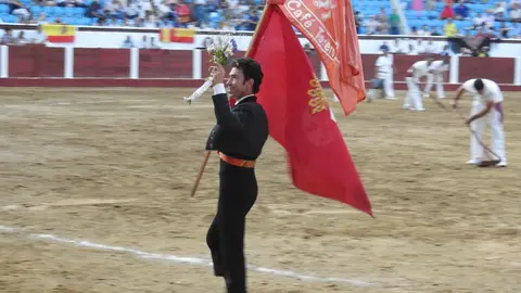 Ventura y Hernández salvan una tarde deslucida en León con una puerta grande compartida. Una mansa corrida de Soto de la Fuente condiciona el festejo, en el que Sergio Galán logra una oreja de mérito tras sufrir una caída sin consecuencias.