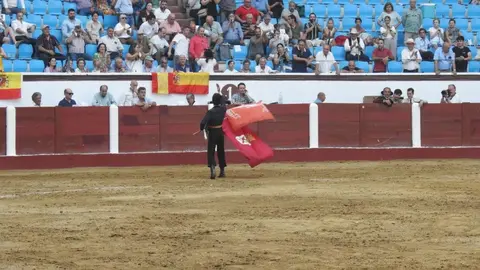 Ventura y Hernández salvan una tarde deslucida en León con una puerta grande compartida. Una mansa corrida de Soto de la Fuente condiciona el festejo, en el que Sergio Galán logra una oreja de mérito tras sufrir una caída sin consecuencias.