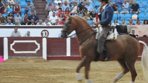 Ventura y Hernández salvan una tarde deslucida en León con una puerta grande compartida. Una mansa corrida de Soto de la Fuente condiciona el festejo, en el que Sergio Galán logra una oreja de mérito tras sufrir una caída sin consecuencias.