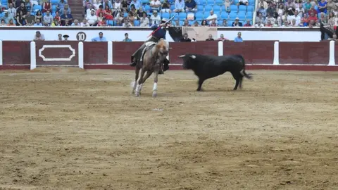 Ventura y Hernández salvan una tarde deslucida en León con una puerta grande compartida. Una mansa corrida de Soto de la Fuente condiciona el festejo, en el que Sergio Galán logra una oreja de mérito tras sufrir una caída sin consecuencias.