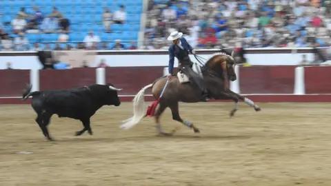 Ventura y Hernández salvan una tarde deslucida en León con una puerta grande compartida. Una mansa corrida de Soto de la Fuente condiciona el festejo, en el que Sergio Galán logra una oreja de mérito tras sufrir una caída sin consecuencias.