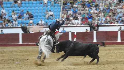 Ventura y Hernández salvan una tarde deslucida en León con una puerta grande compartida. Una mansa corrida de Soto de la Fuente condiciona el festejo, en el que Sergio Galán logra una oreja de mérito tras sufrir una caída sin consecuencias.