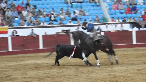 Ventura y Hernández salvan una tarde deslucida en León con una puerta grande compartida. Una mansa corrida de Soto de la Fuente condiciona el festejo, en el que Sergio Galán logra una oreja de mérito tras sufrir una caída sin consecuencias.