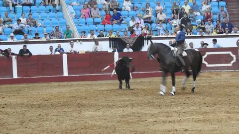 Ventura y Hernández salvan una tarde deslucida en León con una puerta grande compartida. Una mansa corrida de Soto de la Fuente condiciona el festejo, en el que Sergio Galán logra una oreja de mérito tras sufrir una caída sin consecuencias.