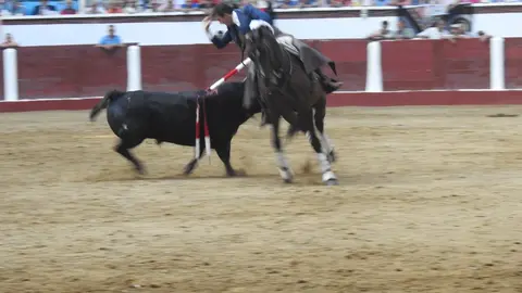 Ventura y Hernández salvan una tarde deslucida en León con una puerta grande compartida. Una mansa corrida de Soto de la Fuente condiciona el festejo, en el que Sergio Galán logra una oreja de mérito tras sufrir una caída sin consecuencias.