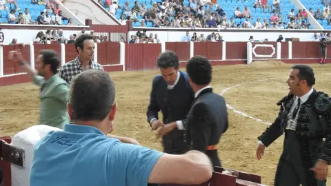Ventura y Hernández salvan una tarde deslucida en León con una puerta grande compartida. Una mansa corrida de Soto de la Fuente condiciona el festejo, en el que Sergio Galán logra una oreja de mérito tras sufrir una caída sin consecuencias.