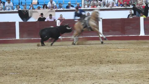 Ventura y Hernández salvan una tarde deslucida en León con una puerta grande compartida. Una mansa corrida de Soto de la Fuente condiciona el festejo, en el que Sergio Galán logra una oreja de mérito tras sufrir una caída sin consecuencias.