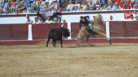 Ventura y Hernández salvan una tarde deslucida en León con una puerta grande compartida. Una mansa corrida de Soto de la Fuente condiciona el festejo, en el que Sergio Galán logra una oreja de mérito tras sufrir una caída sin consecuencias.