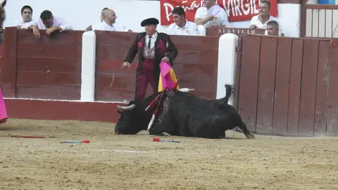 Ventura y Hernández salvan una tarde deslucida en León con una puerta grande compartida. Una mansa corrida de Soto de la Fuente condiciona el festejo, en el que Sergio Galán logra una oreja de mérito tras sufrir una caída sin consecuencias.