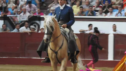 Ventura y Hernández salvan una tarde deslucida en León con una puerta grande compartida. Una mansa corrida de Soto de la Fuente condiciona el festejo, en el que Sergio Galán logra una oreja de mérito tras sufrir una caída sin consecuencias.