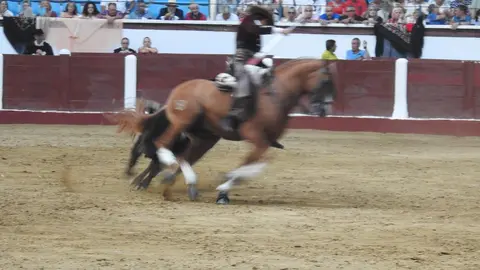 Ventura y Hernández salvan una tarde deslucida en León con una puerta grande compartida. Una mansa corrida de Soto de la Fuente condiciona el festejo, en el que Sergio Galán logra una oreja de mérito tras sufrir una caída sin consecuencias.