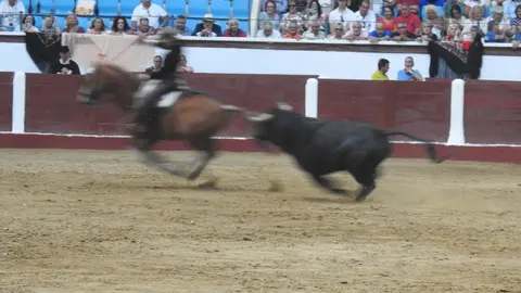 Ventura y Hernández salvan una tarde deslucida en León con una puerta grande compartida. Una mansa corrida de Soto de la Fuente condiciona el festejo, en el que Sergio Galán logra una oreja de mérito tras sufrir una caída sin consecuencias.