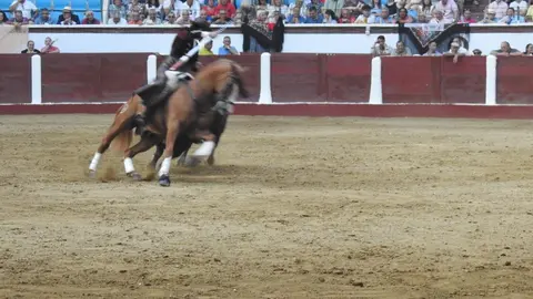 Ventura y Hernández salvan una tarde deslucida en León con una puerta grande compartida. Una mansa corrida de Soto de la Fuente condiciona el festejo, en el que Sergio Galán logra una oreja de mérito tras sufrir una caída sin consecuencias.