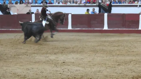 Ventura y Hernández salvan una tarde deslucida en León con una puerta grande compartida. Una mansa corrida de Soto de la Fuente condiciona el festejo, en el que Sergio Galán logra una oreja de mérito tras sufrir una caída sin consecuencias.