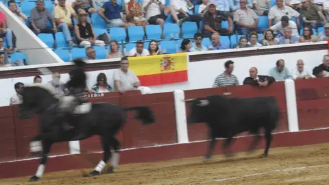 Ventura y Hernández salvan una tarde deslucida en León con una puerta grande compartida. Una mansa corrida de Soto de la Fuente condiciona el festejo, en el que Sergio Galán logra una oreja de mérito tras sufrir una caída sin consecuencias.