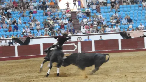 Ventura y Hernández salvan una tarde deslucida en León con una puerta grande compartida. Una mansa corrida de Soto de la Fuente condiciona el festejo, en el que Sergio Galán logra una oreja de mérito tras sufrir una caída sin consecuencias.