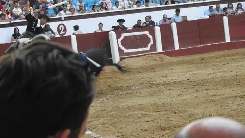Ventura y Hernández salvan una tarde deslucida en León con una puerta grande compartida. Una mansa corrida de Soto de la Fuente condiciona el festejo, en el que Sergio Galán logra una oreja de mérito tras sufrir una caída sin consecuencias.