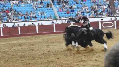 Ventura y Hernández salvan una tarde deslucida en León con una puerta grande compartida. Una mansa corrida de Soto de la Fuente condiciona el festejo, en el que Sergio Galán logra una oreja de mérito tras sufrir una caída sin consecuencias.