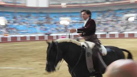 Ventura y Hernández salvan una tarde deslucida en León con una puerta grande compartida. Una mansa corrida de Soto de la Fuente condiciona el festejo, en el que Sergio Galán logra una oreja de mérito tras sufrir una caída sin consecuencias.