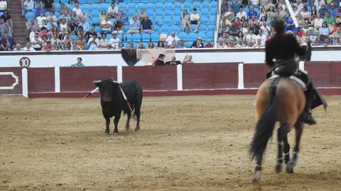 Ventura y Hernández salvan una tarde deslucida en León con una puerta grande compartida. Una mansa corrida de Soto de la Fuente condiciona el festejo, en el que Sergio Galán logra una oreja de mérito tras sufrir una caída sin consecuencias.