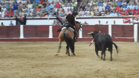 Ventura y Hernández salvan una tarde deslucida en León con una puerta grande compartida. Una mansa corrida de Soto de la Fuente condiciona el festejo, en el que Sergio Galán logra una oreja de mérito tras sufrir una caída sin consecuencias.