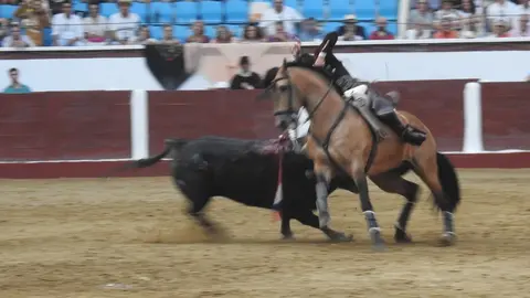 Ventura y Hernández salvan una tarde deslucida en León con una puerta grande compartida. Una mansa corrida de Soto de la Fuente condiciona el festejo, en el que Sergio Galán logra una oreja de mérito tras sufrir una caída sin consecuencias.