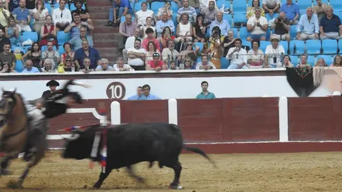 Ventura y Hernández salvan una tarde deslucida en León con una puerta grande compartida. Una mansa corrida de Soto de la Fuente condiciona el festejo, en el que Sergio Galán logra una oreja de mérito tras sufrir una caída sin consecuencias.