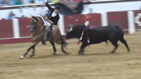 Ventura y Hernández salvan una tarde deslucida en León con una puerta grande compartida. Una mansa corrida de Soto de la Fuente condiciona el festejo, en el que Sergio Galán logra una oreja de mérito tras sufrir una caída sin consecuencias.