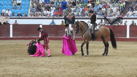 Ventura y Hernández salvan una tarde deslucida en León con una puerta grande compartida. Una mansa corrida de Soto de la Fuente condiciona el festejo, en el que Sergio Galán logra una oreja de mérito tras sufrir una caída sin consecuencias.