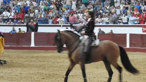 Ventura y Hernández salvan una tarde deslucida en León con una puerta grande compartida. Una mansa corrida de Soto de la Fuente condiciona el festejo, en el que Sergio Galán logra una oreja de mérito tras sufrir una caída sin consecuencias.