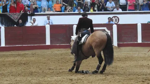 Ventura y Hernández salvan una tarde deslucida en León con una puerta grande compartida. Una mansa corrida de Soto de la Fuente condiciona el festejo, en el que Sergio Galán logra una oreja de mérito tras sufrir una caída sin consecuencias.