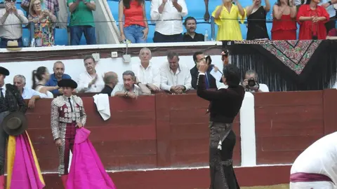 Ventura y Hernández salvan una tarde deslucida en León con una puerta grande compartida. Una mansa corrida de Soto de la Fuente condiciona el festejo, en el que Sergio Galán logra una oreja de mérito tras sufrir una caída sin consecuencias.