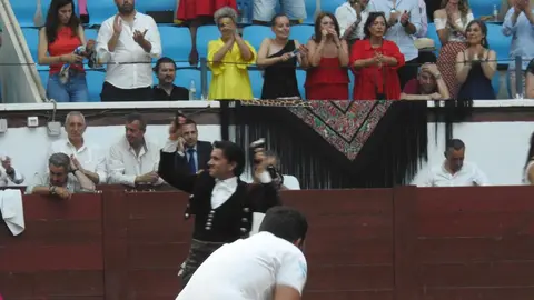 Ventura y Hernández salvan una tarde deslucida en León con una puerta grande compartida. Una mansa corrida de Soto de la Fuente condiciona el festejo, en el que Sergio Galán logra una oreja de mérito tras sufrir una caída sin consecuencias.