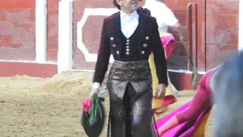 Ventura y Hernández salvan una tarde deslucida en León con una puerta grande compartida. Una mansa corrida de Soto de la Fuente condiciona el festejo, en el que Sergio Galán logra una oreja de mérito tras sufrir una caída sin consecuencias.