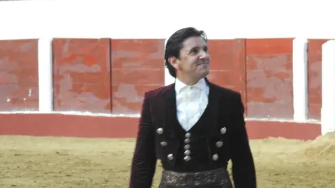 Ventura y Hernández salvan una tarde deslucida en León con una puerta grande compartida. Una mansa corrida de Soto de la Fuente condiciona el festejo, en el que Sergio Galán logra una oreja de mérito tras sufrir una caída sin consecuencias.