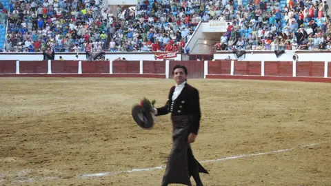 Ventura y Hernández salvan una tarde deslucida en León con una puerta grande compartida. Una mansa corrida de Soto de la Fuente condiciona el festejo, en el que Sergio Galán logra una oreja de mérito tras sufrir una caída sin consecuencias.