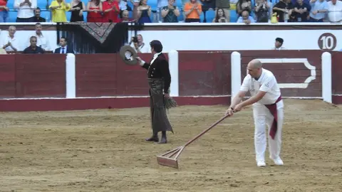 Ventura y Hernández salvan una tarde deslucida en León con una puerta grande compartida. Una mansa corrida de Soto de la Fuente condiciona el festejo, en el que Sergio Galán logra una oreja de mérito tras sufrir una caída sin consecuencias.