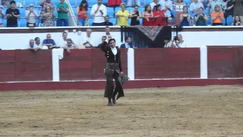 Ventura y Hernández salvan una tarde deslucida en León con una puerta grande compartida. Una mansa corrida de Soto de la Fuente condiciona el festejo, en el que Sergio Galán logra una oreja de mérito tras sufrir una caída sin consecuencias.