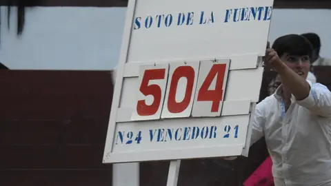 Ventura y Hernández salvan una tarde deslucida en León con una puerta grande compartida. Una mansa corrida de Soto de la Fuente condiciona el festejo, en el que Sergio Galán logra una oreja de mérito tras sufrir una caída sin consecuencias.