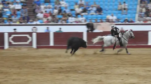 TorVentura y Hernández salvan una tarde deslucida en León con una puerta grande compartida. Una mansa corrida de Soto de la Fuente condiciona el festejo, en el que Sergio Galán logra una oreja de mérito tras sufrir una caída sin consecuencias.
