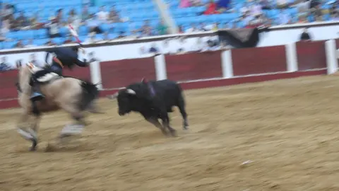 Ventura y Hernández salvan una tarde deslucida en León con una puerta grande compartida. Una mansa corrida de Soto de la Fuente condiciona el festejo, en el que Sergio Galán logra una oreja de mérito tras sufrir una caída sin consecuencias.
