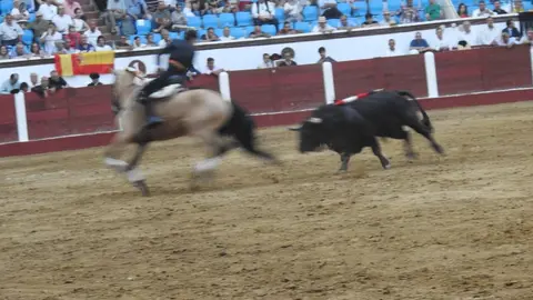 Ventura y Hernández salvan una tarde deslucida en León con una puerta grande compartida. Una mansa corrida de Soto de la Fuente condiciona el festejo, en el que Sergio Galán logra una oreja de mérito tras sufrir una caída sin consecuencias.