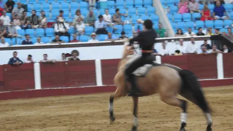 Ventura y Hernández salvan una tarde deslucida en León con una puerta grande compartida. Una mansa corrida de Soto de la Fuente condiciona el festejo, en el que Sergio Galán logra una oreja de mérito tras sufrir una caída sin consecuencias.