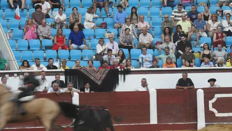 Ventura y Hernández salvan una tarde deslucida en León con una puerta grande compartida. Una mansa corrida de Soto de la Fuente condiciona el festejo, en el que Sergio Galán logra una oreja de mérito tras sufrir una caída sin consecuencias.