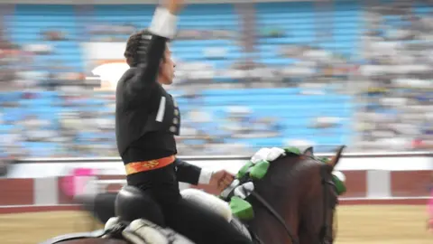 Ventura y Hernández salvan una tarde deslucida en León con una puerta grande compartida. Una mansa corrida de Soto de la Fuente condiciona el festejo, en el que Sergio Galán logra una oreja de mérito tras sufrir una caída sin consecuencias.