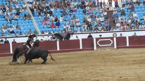 Ventura y Hernández salvan una tarde deslucida en León con una puerta grande compartida. Una mansa corrida de Soto de la Fuente condiciona el festejo, en el que Sergio Galán logra una oreja de mérito tras sufrir una caída sin consecuencias.